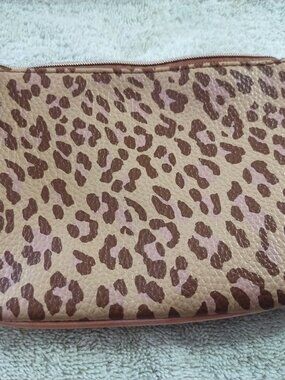 Pre-Owned Ipsy Leopard Print Faux Leather Clutch